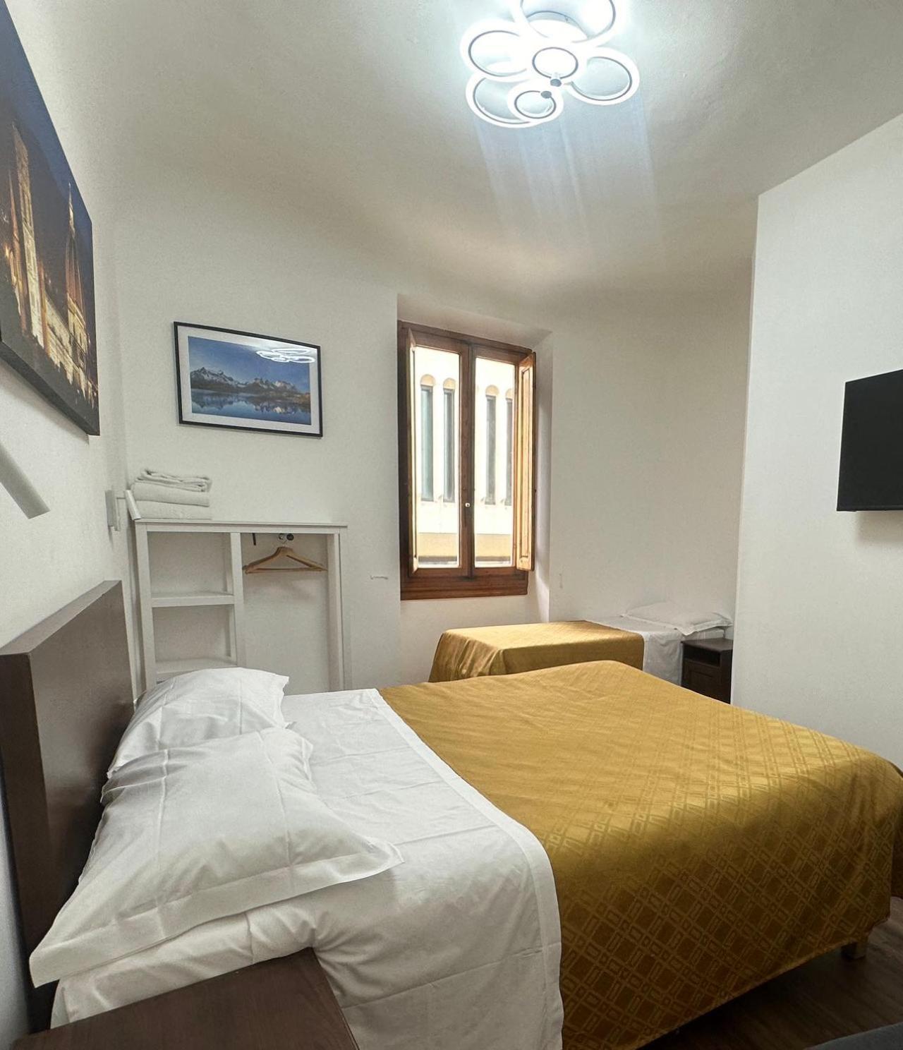 Affitta Camere Mimi Family Florenz Exterior foto